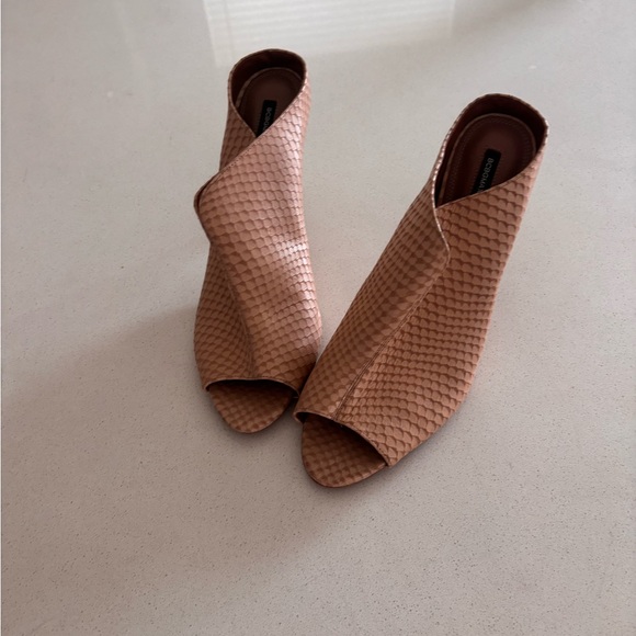 BCBGMaxAzria Textured Tan Peep-Toe Heels metal heel - Picture 1 of 11